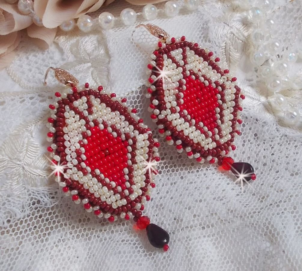 BO Romane brodert med røde, Bordeaux, Ivory glassperler og glatte Garnet kronblad dråper