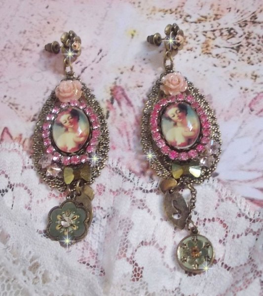 BO Rosalene laget med krystaller, harpiksblomster, charms og forskjellige materialer 