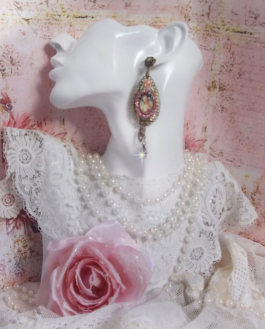BO Rosalene laget med krystaller, harpiksblomster, charms og forskjellige materialer 