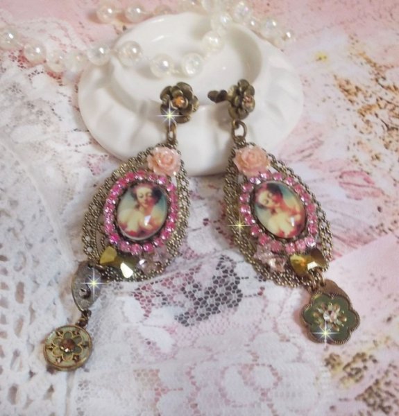 BO Rosalene laget med krystaller, harpiksblomster, charms og forskjellige materialer 