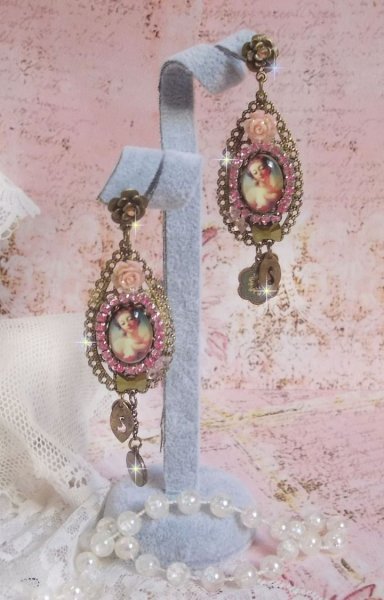 BO Rosalene laget med krystaller, harpiksblomster, charms og forskjellige materialer 