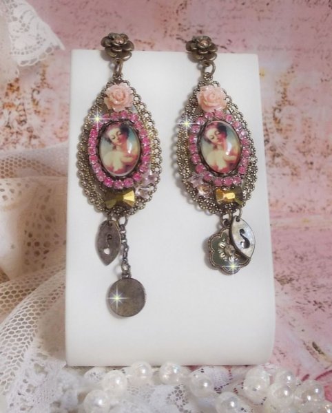 BO Rosalene laget med krystaller, harpiksblomster, charms og forskjellige materialer 