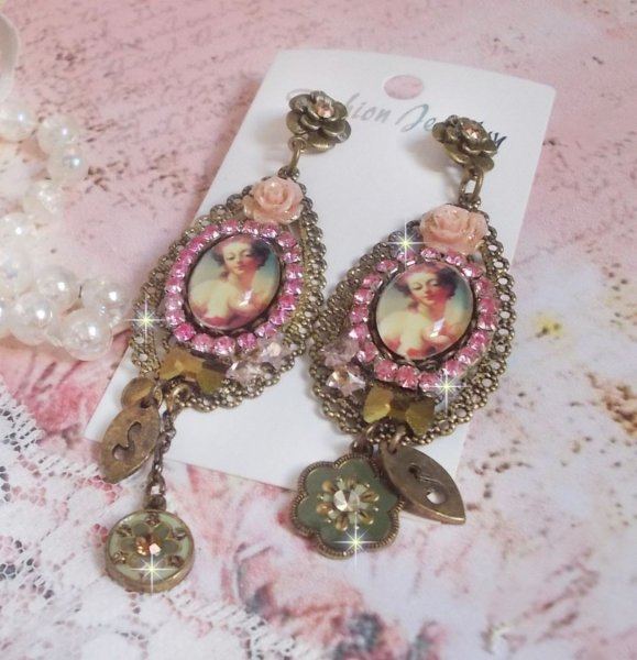 BO Rosalene laget med krystaller, harpiksblomster, charms og forskjellige materialer 