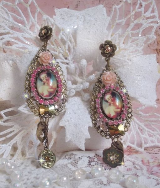 BO Rosalene laget med krystaller, harpiksblomster, charms og forskjellige materialer 