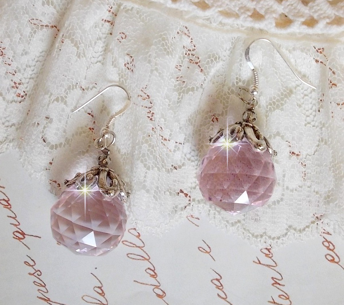 BO Rose Irisée med Swarovski krystallkuler og 925/1000 sølv ørekroker