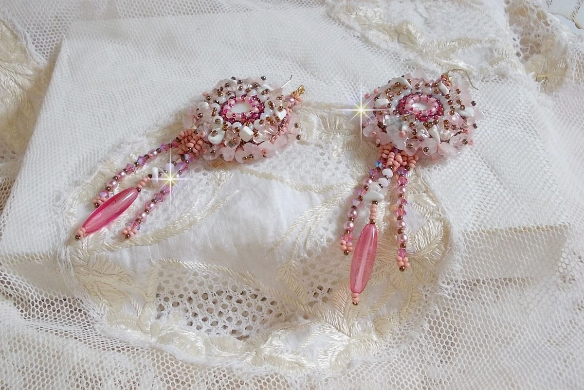 BO Rose Royale brodert med perlemor cabochons, hvit kvarts og Howlite chips, Swarovski Crystals, Pink Rockets, seed perler og 14 karat gullfylte kroker