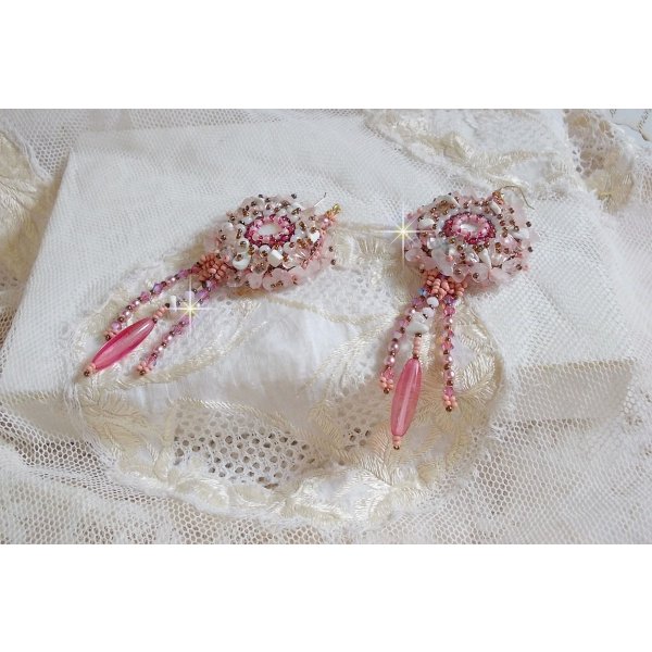 BO Rose Royale brodert med perlemor cabochons, hvit kvarts og Howlite chips, Swarovski Crystals, Pink Rockets, seed perler og 14 karat gullfylte kroker