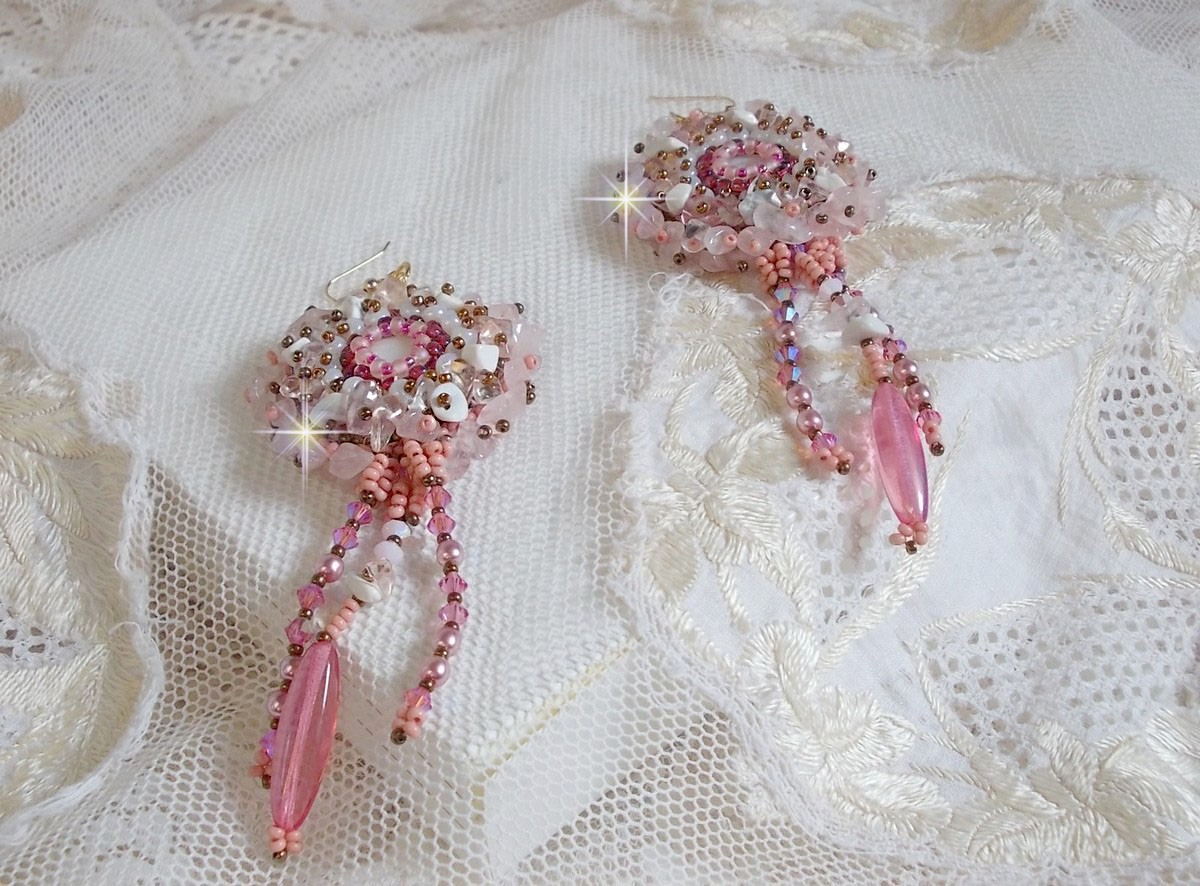 BO Rose Royale brodert med perlemor cabochons, hvit kvarts og Howlite chips, Swarovski Crystals, Pink Rockets, seed perler og 14 karat gullfylte kroker