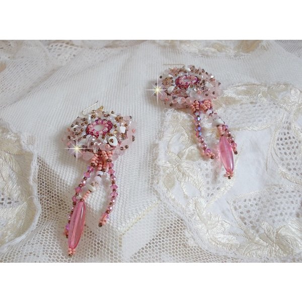 BO Rose Royale brodert med perlemor cabochons, hvit kvarts og Howlite chips, Swarovski Crystals, Pink Rockets, seed perler og 14 karat gullfylte kroker