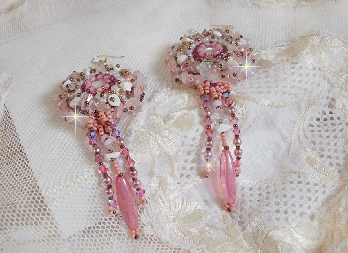 BO Rose Royale brodert med perlemor cabochons, hvit kvarts og Howlite chips, Swarovski Crystals, Pink Rockets, seed perler og 14 karat gullfylte kroker