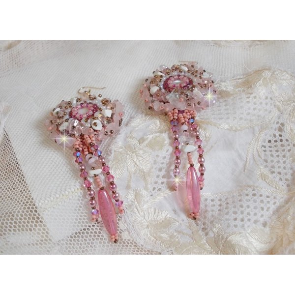 BO Rose Royale brodert med perlemor cabochons, hvit kvarts og Howlite chips, Swarovski Crystals, Pink Rockets, seed perler og 14 karat gullfylte kroker