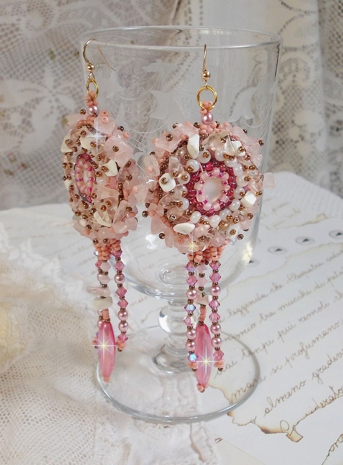 BO Rose Royale brodert med perlemor cabochons, hvit kvarts og Howlite chips, Swarovski Crystals, Pink Rockets, seed perler og 14 karat gullfylte kroker