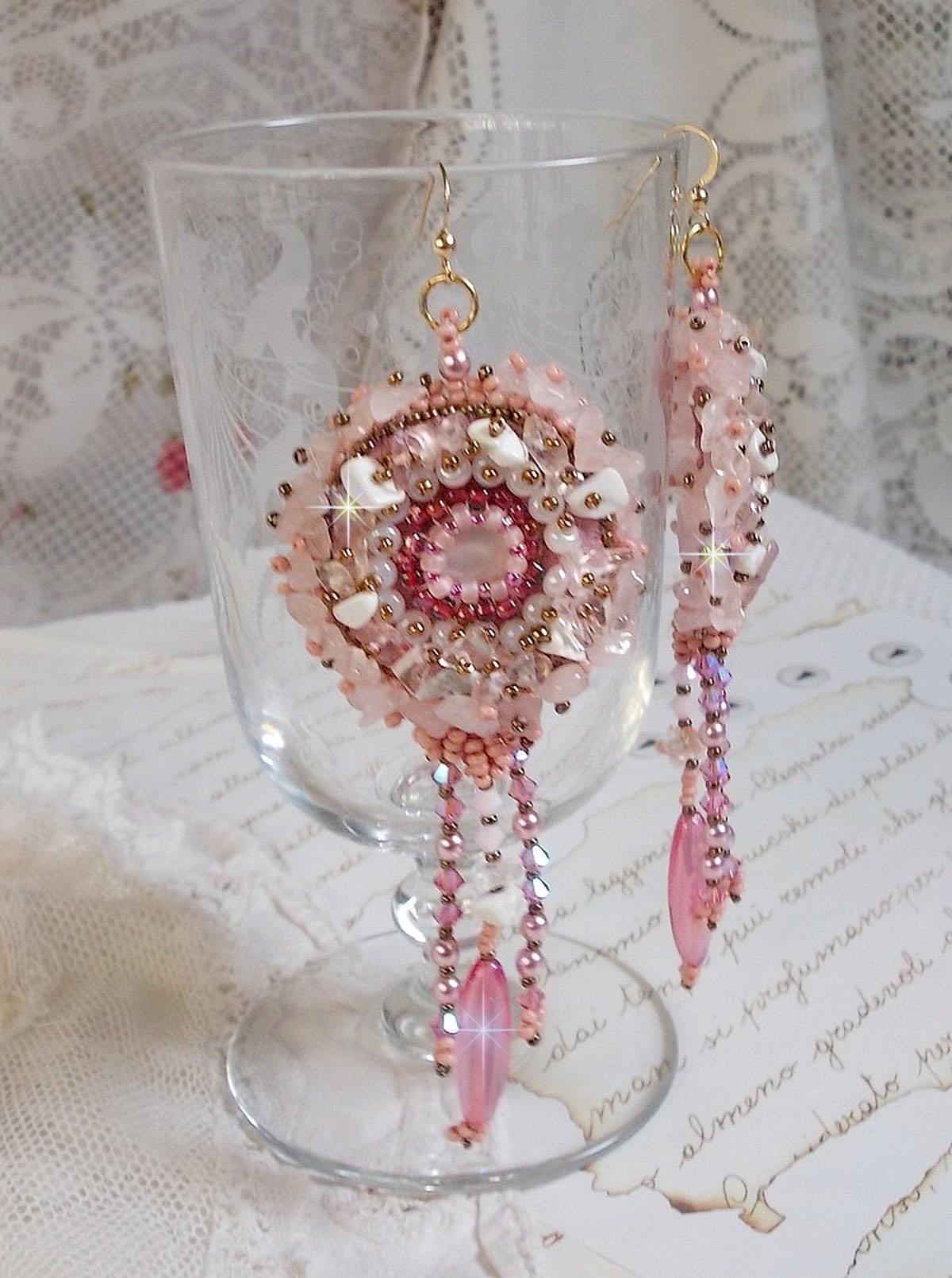 BO Rose Royale brodert med perlemor cabochons, hvit kvarts og Howlite chips, Swarovski Crystals, Pink Rockets, seed perler og 14 karat gullfylte kroker