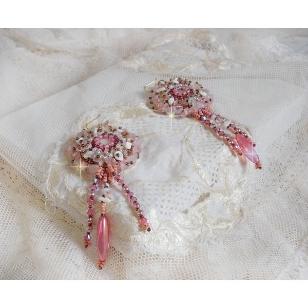 BO Rose Royale brodert med perlemor cabochons, hvit kvarts og Howlite chips, Swarovski Crystals, Pink Rockets, seed perler og 14 karat gullfylte kroker