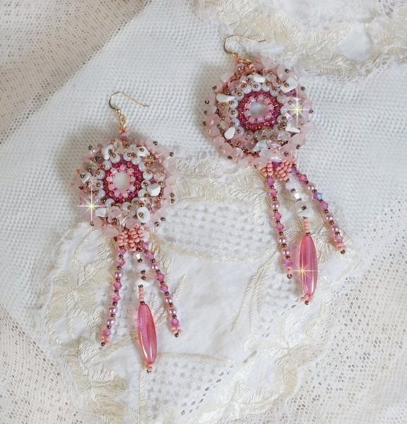 BO Rose Royale brodert med perlemor cabochons, hvit kvarts og Howlite chips, Swarovski Crystals, Pink Rockets, seed perler og 14 karat gullfylte kroker