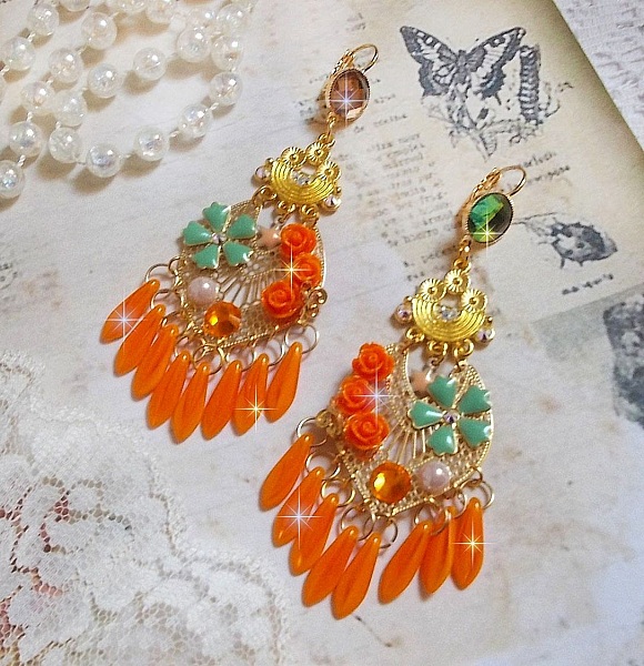 BO Roseraie Orange Roses laget med Swarovski krystall rhinestones og cabochons, blomster, oransje dolker, glass cabochons og tilbeh&oslash;r av h&oslash;y kvalitet.