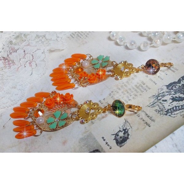 BO Roseraie Orange Roses laget med Swarovski krystall rhinestones og cabochons, blomster, oransje dolker, glass cabochons og tilbehør av høy kvalitet.
