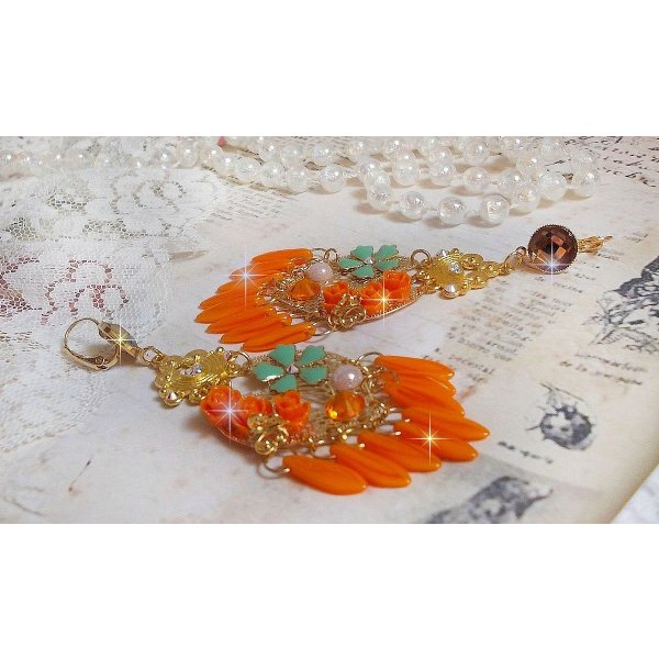 BO Roseraie Orange Roses laget med Swarovski krystall rhinestones og cabochons, blomster, oransje dolker, glass cabochons og tilbehør av høy kvalitet.