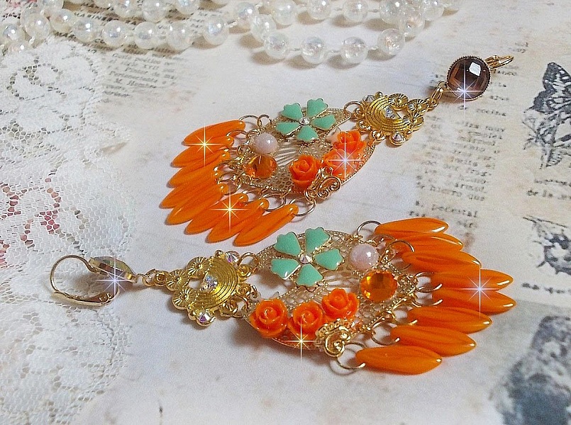 BO Roseraie Orange Roses laget med Swarovski krystall rhinestones og cabochons, blomster, oransje dolker, glass cabochons og tilbeh&oslash;r av h&oslash;y kvalitet.