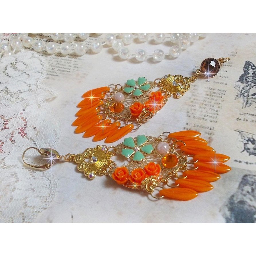 BO Roseraie Orange Roses laget med Swarovski krystall rhinestones og cabochons, blomster, oransje dolker, glass cabochons og tilbehør av høy kvalitet.