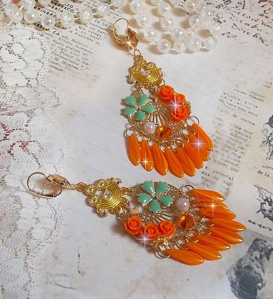 BO Roseraie Orange Roses laget med Swarovski krystall rhinestones og cabochons, blomster, oransje dolker, glass cabochons og tilbeh&oslash;r av h&oslash;y kvalitet.
