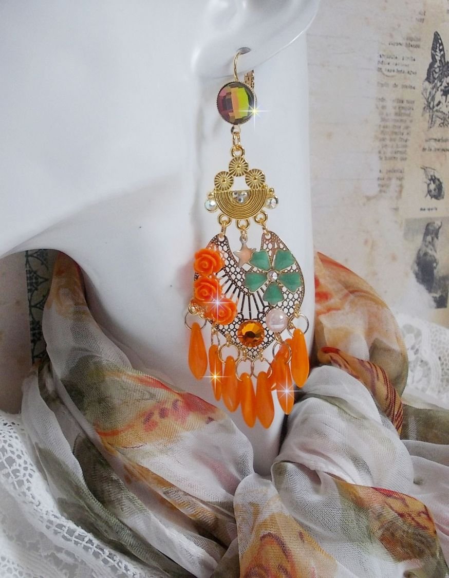 BO Roseraie Orange Roses laget med Swarovski krystall rhinestones og cabochons, blomster, oransje dolker, glass cabochons og tilbehør av høy kvalitet.