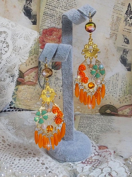 BO Roseraie Orange Roses laget med Swarovski krystall rhinestones og cabochons, blomster, oransje dolker, glass cabochons og tilbeh&oslash;r av h&oslash;y kvalitet.