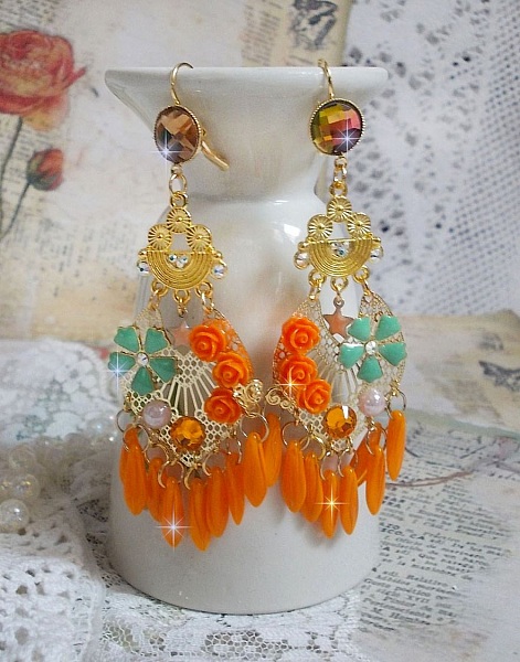 BO Roseraie Orange Roses laget med Swarovski krystall rhinestones og cabochons, blomster, oransje dolker, glass cabochons og tilbeh&oslash;r av h&oslash;y kvalitet.