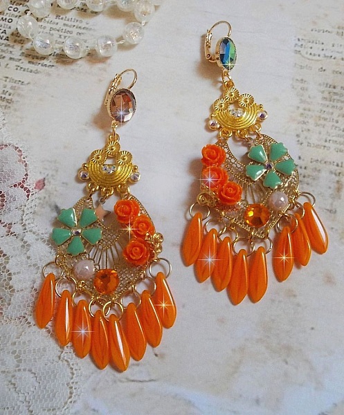 BO Roseraie Orange Roses laget med Swarovski krystall rhinestones og cabochons, blomster, oransje dolker, glass cabochons og tilbeh&oslash;r av h&oslash;y kvalitet.