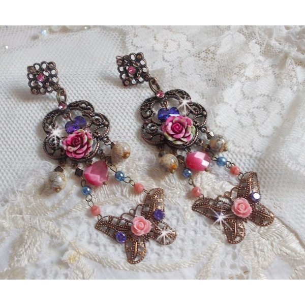 BO Roser og sommerfugl med disse s&oslash;te blomster- og sommerfugltrykkene, katte&oslash;yeglassperler og rosa marmorfasetter