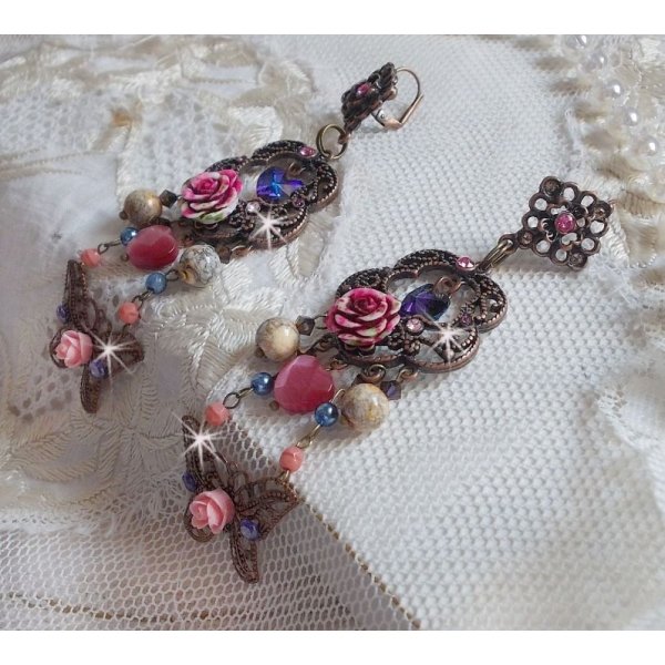 BO Roser og sommerfugl med disse s&oslash;te blomster- og sommerfugltrykkene, katte&oslash;yeglassperler og rosa marmorfasetter