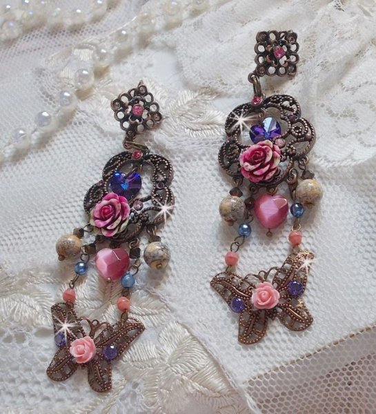 BO Roser og sommerfugl med disse s&oslash;te blomster- og sommerfugltrykkene, katte&oslash;yeglassperler og rosa marmorfasetter