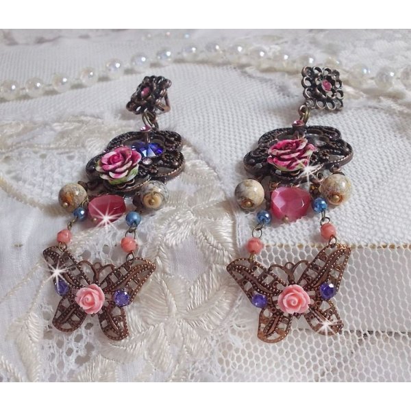 BO Roser og sommerfugl med disse s&oslash;te blomster- og sommerfugltrykkene, katte&oslash;yeglassperler og rosa marmorfasetter