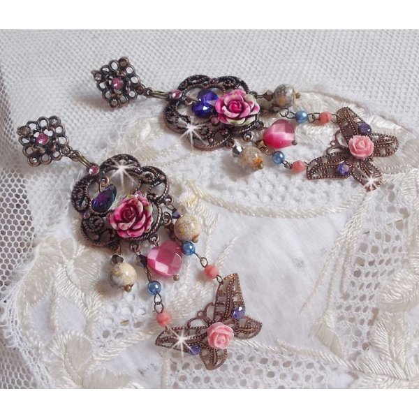 BO Roser og sommerfugl med disse s&oslash;te blomster- og sommerfugltrykkene, katte&oslash;yeglassperler og rosa marmorfasetter