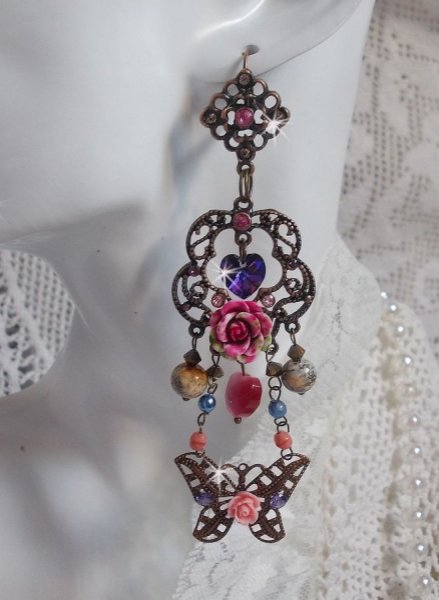 BO Roser og sommerfugl med disse s&oslash;te blomster- og sommerfugltrykkene, katte&oslash;yeglassperler og rosa marmorfasetter