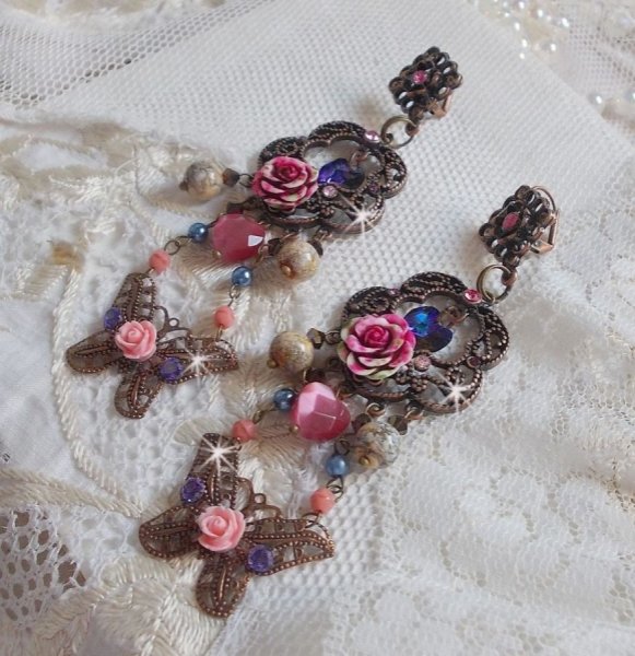 BO Roser og sommerfugl med disse s&oslash;te blomster- og sommerfugltrykkene, katte&oslash;yeglassperler og rosa marmorfasetter