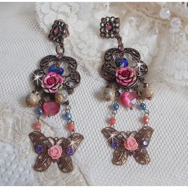 BO Roser og sommerfugl med disse s&oslash;te blomster- og sommerfugltrykkene, katte&oslash;yeglassperler og rosa marmorfasetter