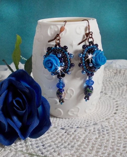 BO Royal Blue Roses brodert med harpiks roser, perleperler, cloisonne porselen anheng, fasetter og rocailles