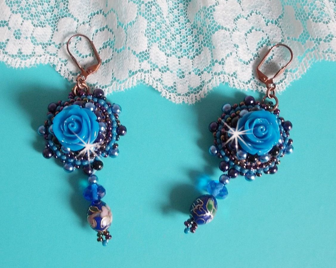 BO Royal Blue Roses brodert med harpiks roser, perleperler, cloisonne porselen anheng, fasetter og rocailles