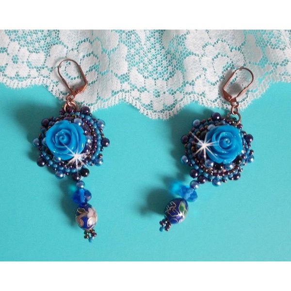 BO Royal Blue Roses brodert med harpiks roser, perleperler, cloisonne porselen anheng, fasetter og rocailles