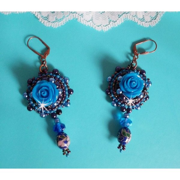BO Royal Blue Roses brodert med harpiks roser, perleperler, cloisonne porselen anheng, fasetter og rocailles