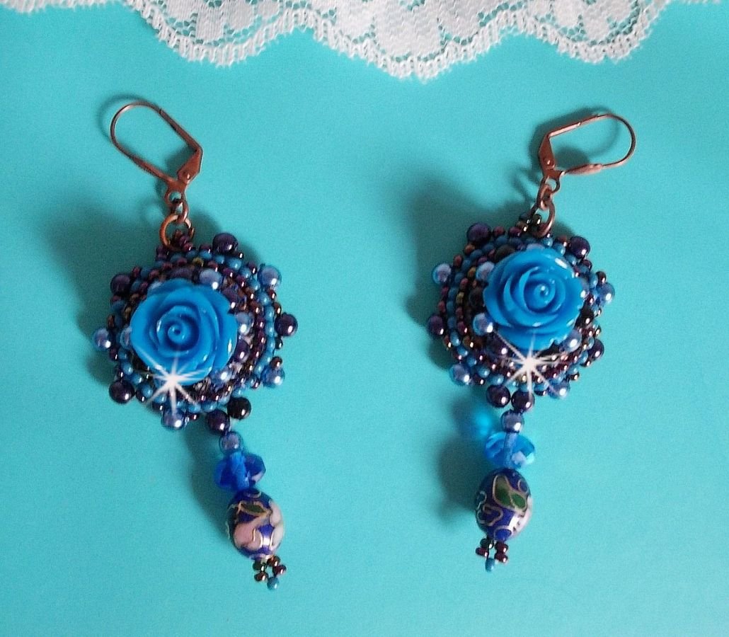 BO Royal Blue Roses brodert med harpiks roser, perleperler, cloisonne porselen anheng, fasetter og rocailles