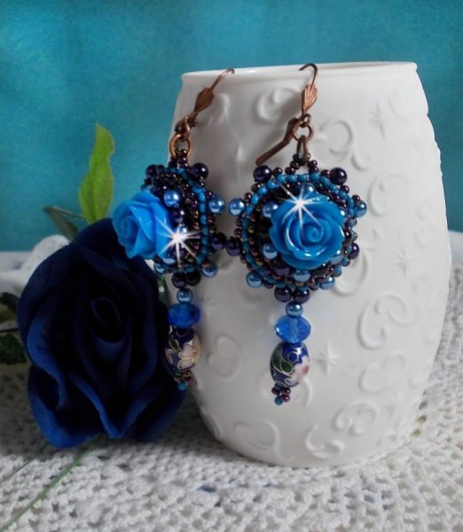 BO Royal Blue Roses brodert med harpiks roser, perleperler, cloisonne porselen anheng, fasetter og rocailles