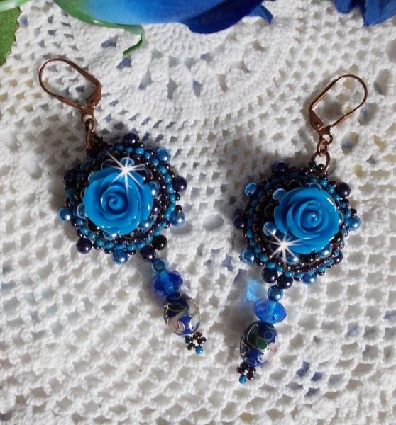 BO Royal Blue Roses brodert med harpiks roser, perleperler, cloisonne porselen anheng, fasetter og rocailles