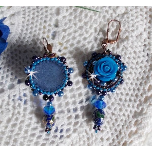 BO Royal Blue Roses brodert med harpiks roser, perleperler, cloisonne porselen anheng, fasetter og rocailles
