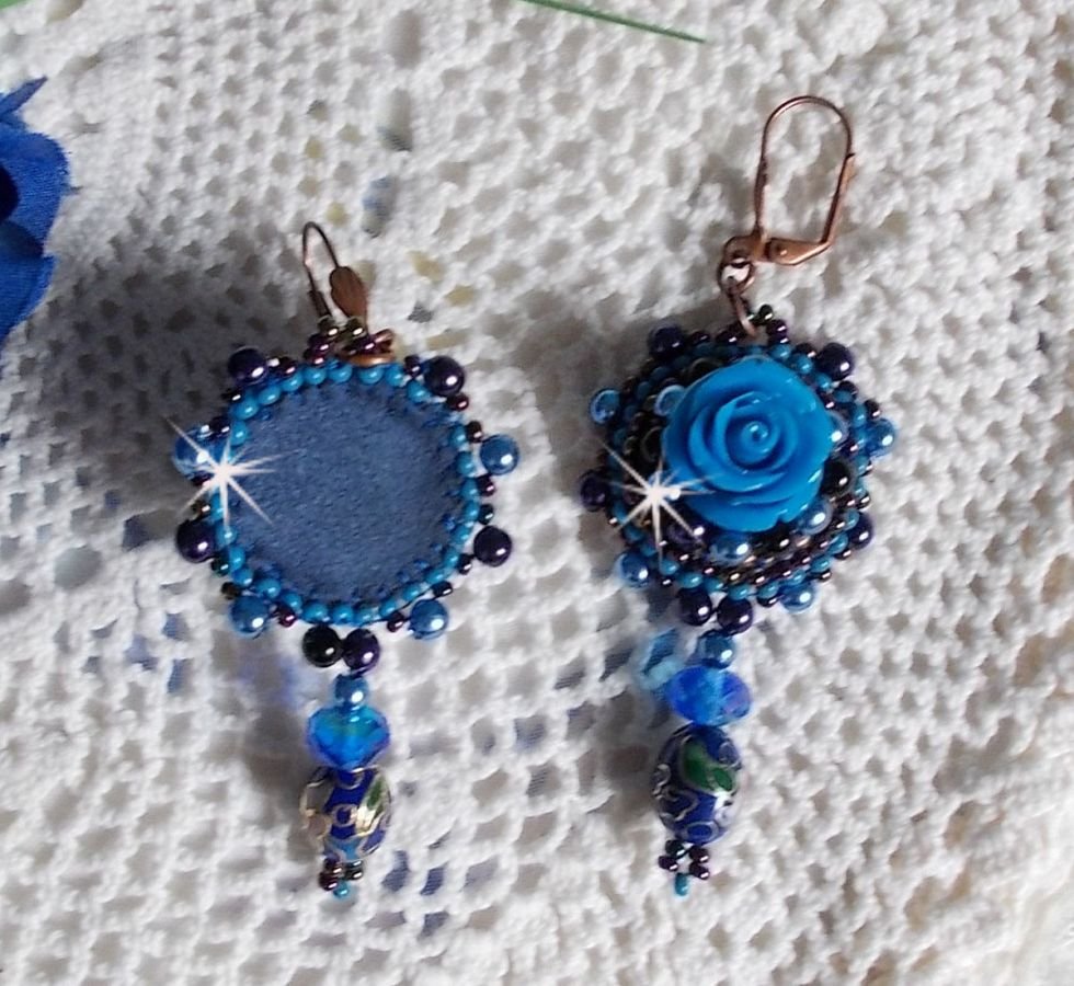 BO Royal Blue Roses brodert med harpiks roser, perleperler, cloisonne porselen anheng, fasetter og rocailles