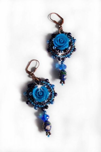 BO Royal Blue Roses brodert med harpiks roser, perleperler, cloisonne porselen anheng, fasetter og rocailles