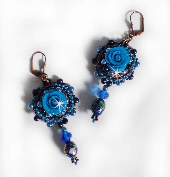 BO Royal Blue Roses brodert med harpiks roser, perleperler, cloisonne porselen anheng, fasetter og rocailles