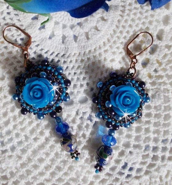 BO Royal Blue Roses brodert med harpiks roser, perleperler, cloisonne porselen anheng, fasetter og rocailles