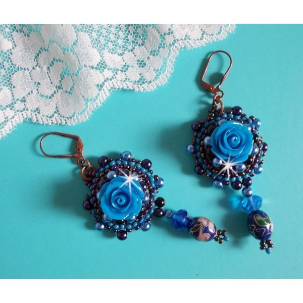 BO Royal Blue Roses brodert med harpiks roser, perleperler, cloisonne porselen anheng, fasetter og rocailles